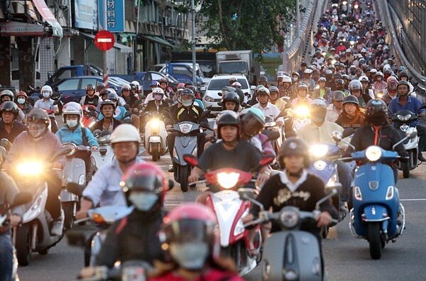 為降低機車肇事率,4月16日起機車駕訓班補助1000元。聯合報資料照片