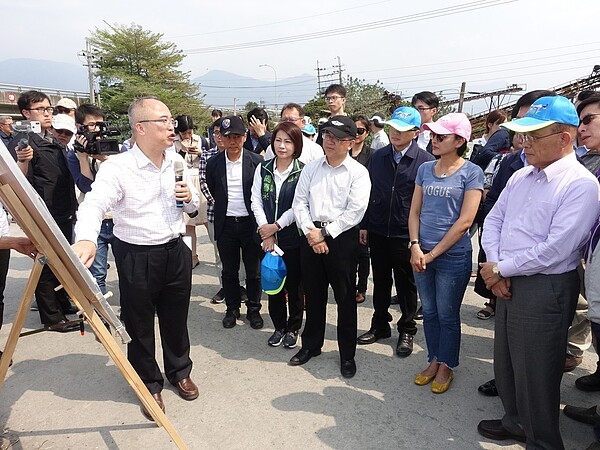 國道10號里港交流道至新威大橋新闢道路工程，未來將沿荖濃溪北側興建，全長18.1公里，估計總經費達122.27億元，行政院長蘇貞昌（右）昨到現場了解。 記者翁禎霞／攝影