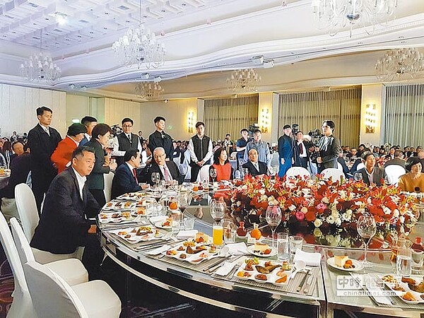 鎮瀾宮董事長顏清標為二兒子補辦婚宴,現場冠蓋雲集,國民黨幾個太陽都到場祝賀。(林欣儀翻攝)