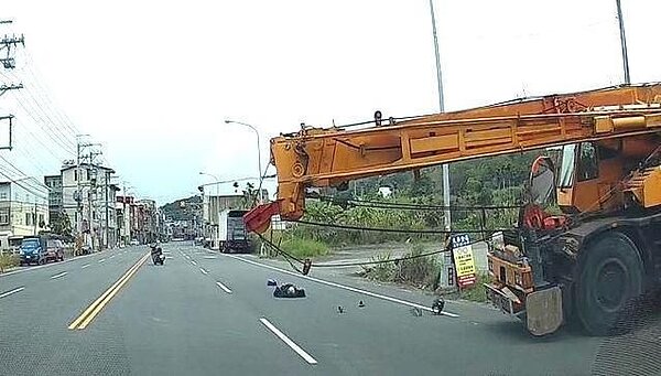 騎士鑽吊臂，慘遭鋼索割喉亡。（圖／翻攝畫面）