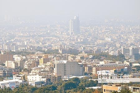 
台中市府於市府網站首頁增加「每日空氣品質預報影片」專區；讓民眾迅速掌握居住地的空品！（陳世宗攝）
 