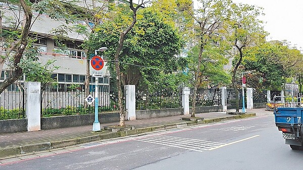 新北市交通局將以不妨礙交通安全及消防通道為原則,開放部分路段紅線夜間停車,4月首波將在新莊區開放4.2公里,圖為板橋試辦紅線夜間停車路段。 圖/新北市交通局提供