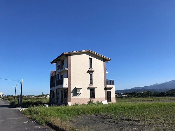 農委會修改辦法,規定興建農舍必須「臨側臨路」,引起基層反彈聲浪大,行政院討論後決定「擱置」此案。圖/讀者提供