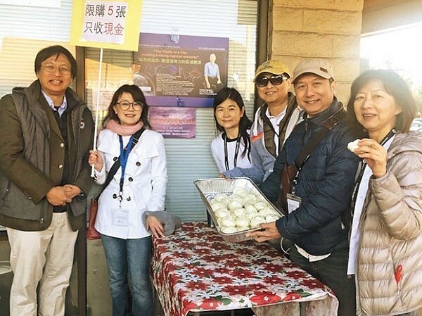 韓國瑜演講票開賣,清晨就吸引眾多僑胞,現場民眾分享包子,氣氛良好。 圖/讀者提供