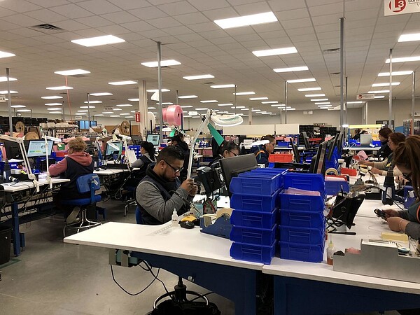 圖為事欣科墨西哥新廠中墨西哥員工工作狀況。 記者謝艾莉/攝影