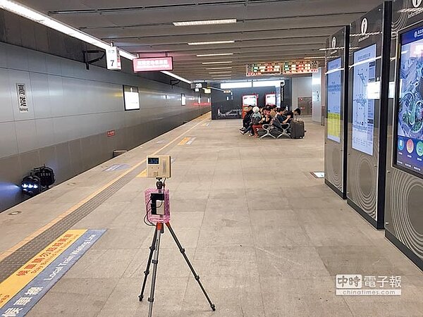 高雄鐵路地下化後，高市環保局派人以直讀式儀器測量車站內空氣品質，行政院長蘇貞昌17日也親自南下，了解車站內廢氣改善狀況。（高市環保局提供）
