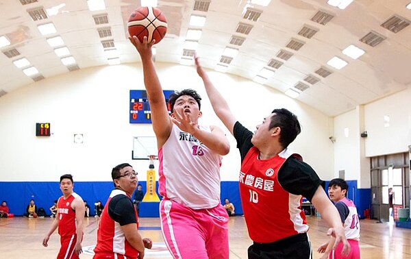 101勇士隊對上士一黑曼巴隊，擅長快攻的101勇士隊掌握發球權，首場就獲得好成積。（圖／永慶房屋提供）