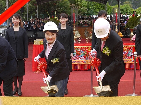 台中複合開發案「勤美之森」今早開工，勤美集團創辦人何明憲（右）、台中市長盧秀燕（左）等人動土，總投資金額120億元，預計2022年9月完成。記者洪敬浤／攝影