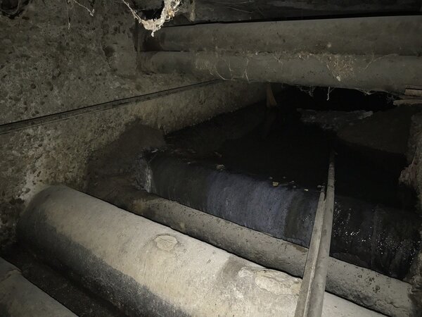 高雄市石化業者最近在管線檢測時發現在大寮區有11條工業管線穿越「過路暗溝」裸露在空氣中，被雨水沖刷，暗藏危機。 圖／高雄市經發局提供