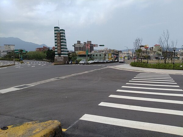 新北市金山區台二線、中山路及中興路口一帶電纜線下地工程,已經全部完工,各式電纜線都已下地,不再密密麻麻。圖/金山區公所提供