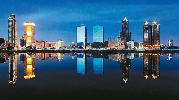 根據交通部觀光局統計,2018年我國觀光旅館營業收入592億元,年增0.6%,住客人數達1,218萬人次,年增0.7%。圖為高雄夜景。 本報資料照片