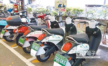 台中市府推行綠色交通改善空氣品質,實施電動車停車免費政策。(盧金足攝)