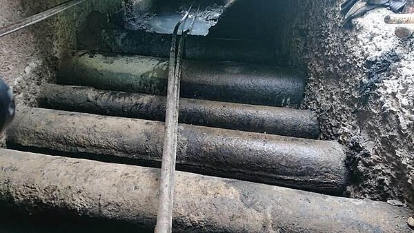 高雄市大寮區再度發現排水的過路暗溝中竟有11條工業管線穿過,一旦破損未能及時發現,難保不會重演當年氣爆慘劇。(林宏聰翻攝)