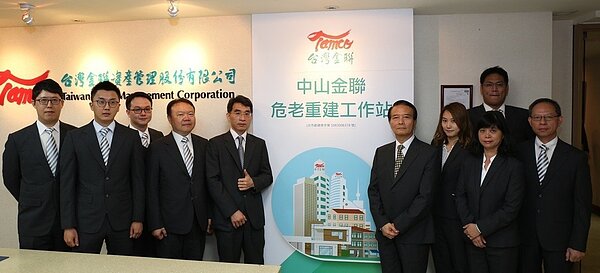 台灣金聯資產管理股份有限公司創泛公股事業機構之先,成立「中山金聯危老重建工作站」,免費提供都更需要民眾諮詢,昨日由代理董事長郭文進(圖右)主持掛牌揭幕儀式,正式提供服務。台灣金聯公司/提供