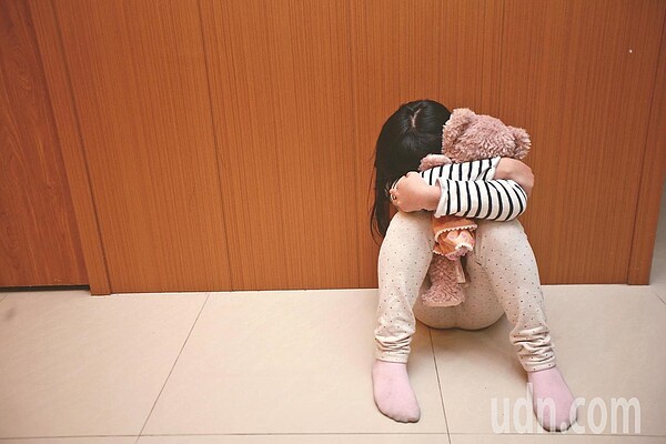 立法院今初審通過「兒童及少年福利與權益保障法」部分條文修正草案,當專業人員合理懷疑孩子處於高風險狀況,卻遭拒絕查訪,可尋求檢警派員破門而入、強制訪視。情境圖。 圖/聯合報系資料照片