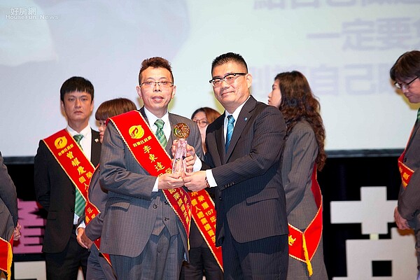 李東達在2018年以1400多萬元的好業績,榮獲有巢氏房屋全國個人總業績菁英經紀人獎第四名及雙北市業績冠軍、稱霸群雄!