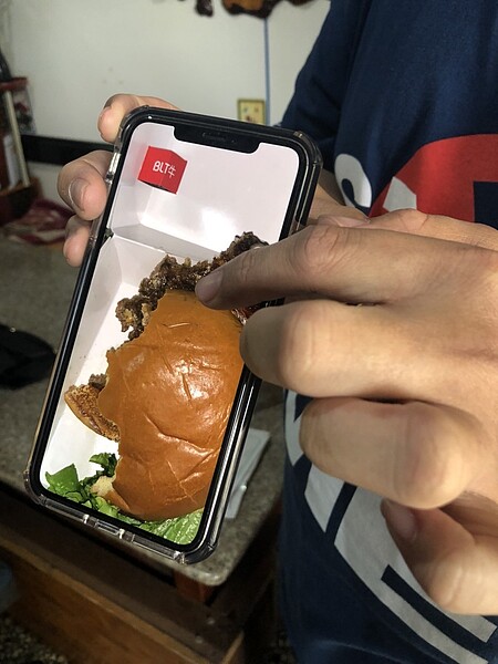 嘉義市27歲施姓男子到麥當勞外帶一份牛肉漢堡套餐,吃到第3口時,突然感覺舌頭刺痛,他伸進口腔內查看,竟拔出一根彎曲的針,傷口流血疼痛。記者王慧瑛/攝影