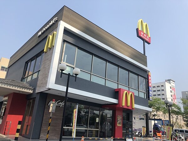 嘉義市27歲施姓男子到麥當勞外帶一份牛肉漢堡套餐,吃到第3口時,突然感覺舌頭刺痛,他伸進口腔內查看,竟拔出一根彎曲的針,傷口流血疼痛。記者王慧瑛/攝影