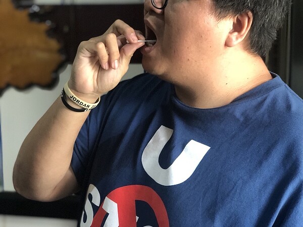 嘉義市27歲施姓男子到麥當勞外帶一份牛肉漢堡套餐,吃到第3口時,突然感覺舌頭刺痛,他伸進口腔內查看,竟拔出一根彎曲的針,傷口流血疼痛。記者王慧瑛/攝影