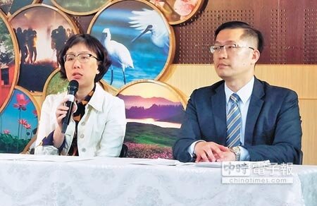 
台南市副市長王時思（左）、財稅局長陳柏誠（右）共同宣布2019年台南市不動產評價委員會調降房屋稅的決議。（洪榮志攝）
 