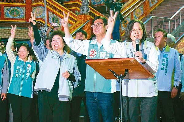 民進黨總統初選已經展開,蔡英文總統(前排右一起)爭取黨內提名,行政院副院長陳其邁、總統府秘書長陳菊昨天表態力挺她競選連任。 圖/聯合報系資料照片