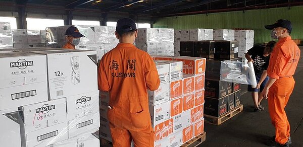 高雄海關破獲高雄港史上最大洋酒走私案。圖／關務署提供