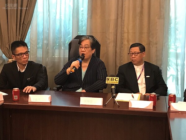 殯葬業大亨、萬安生命總裁吳珅篁(中)召開記者會,表示將發動大華建設董監事全面改選。李彥穎攝
