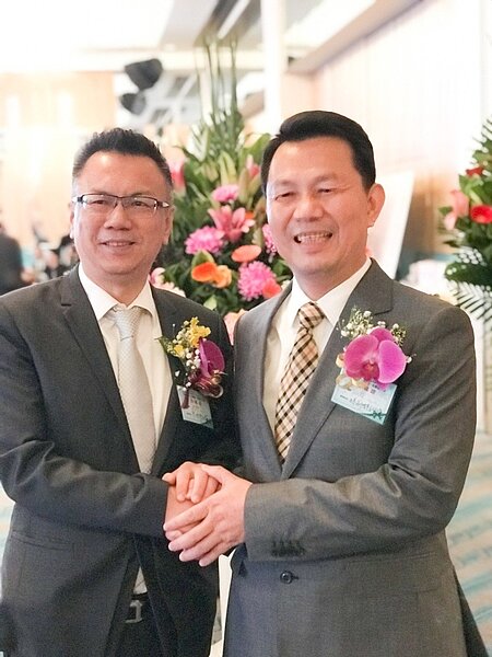 歐美建設董事長卓永富(左)把高雄市大高雄不動產商業同業公會理事長棒子交給居興建設董事長林詠盛。 攝影/張世雅