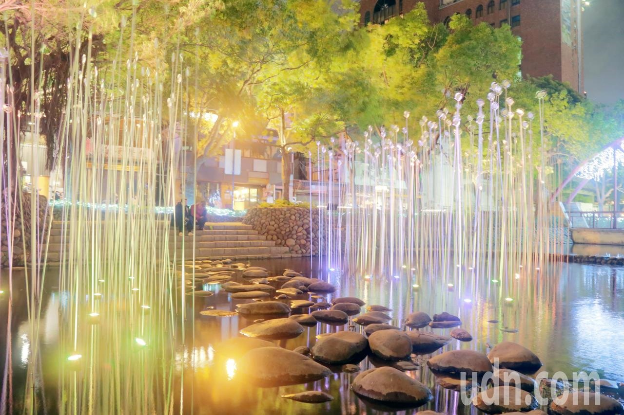 新竹護城河設置有裝置藝術，搭配燈光造景，讓人遊走時能賞藝術、放鬆心情。記者郭宣彣／攝影