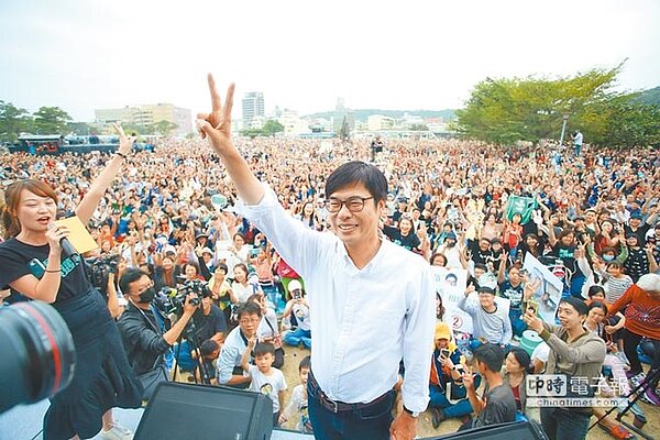 競選巿長失利的陳其邁人氣扶搖直上,8日本來只想邀1000名支持者喝咖啡,沒想到湧入萬名邁粉。(曹明正攝)