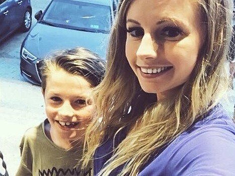 英國一名母親開車時昏過去,她8歲的兒子成功救援,將車安全開到緊急停車帶等待救援。Lauren Smith提供