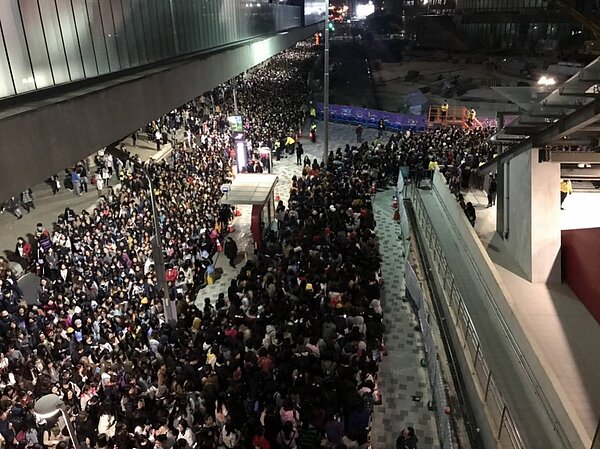韓國超人氣天團「防彈少年團」(BTS)2018亞洲巡迴演唱會,本週末一連兩天在桃園國際棒球場開唱。昨(8)日第一場演唱會助攻,桃園機場捷運A19桃園體育園區站單日運量高達4萬人,全線單日總運量更突破12萬人次,創下營運22個月以來新高紀錄。圖/桃園捷運公司提供
