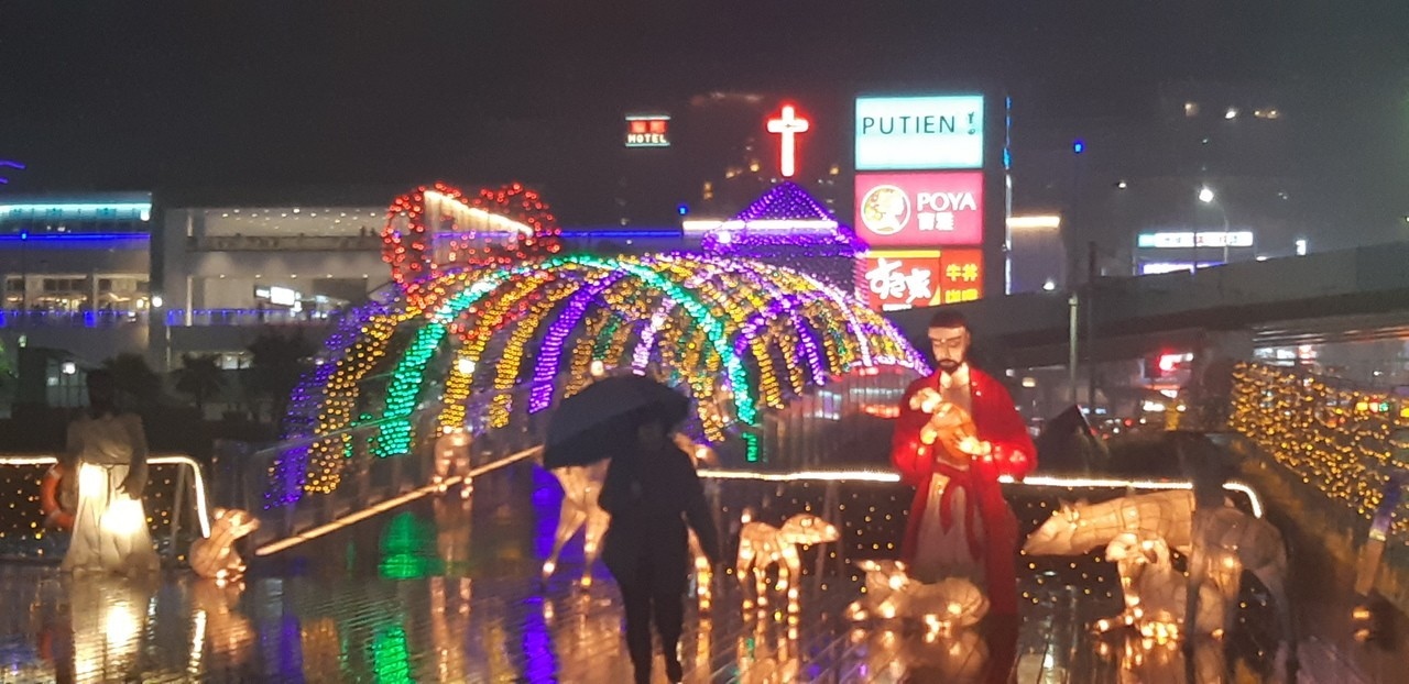 基隆市海洋廣場17米LED聖誕樹正式點燈，周邊更搭配許願橋、平安鐘樓、馬槽、萌羊等裝置藝術，成為基隆聖誕期間限定打卡熱點。記者賴郁薇／攝影