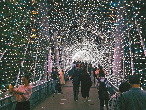 新北耶誕城試燈。 聯合報系資料照/記者施鴻基攝影