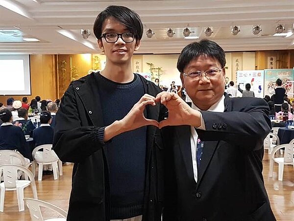 葉姓男子(左)為「馬凡氏症候群」患者,他感謝診所醫師陳豐霖(右)快速確診,並協助到大醫院就醫,挽回一條寶貴性命。(張妍溱攝)