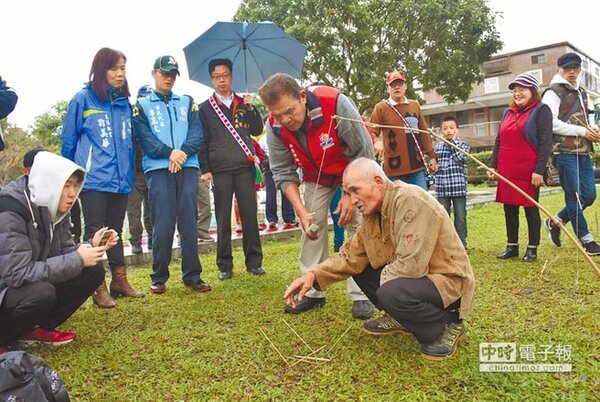 嘎尼按部落70歲的耆老陳清輝，示範製作10多種各式陷阱（許家寧攝）