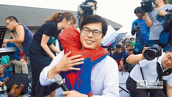 高雄市陳其邁8日邀支持者喝咖啡人氣爆棚，打扮蜘蛛人的小妹妹被請上台與陳其邁擁抱。（曹明正翻攝）