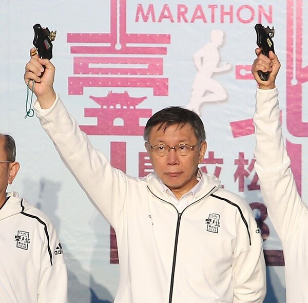 台北市長柯文哲昨天出席2018台北馬拉松，為賽事鳴槍揭開序幕。記者余承翰／攝影
