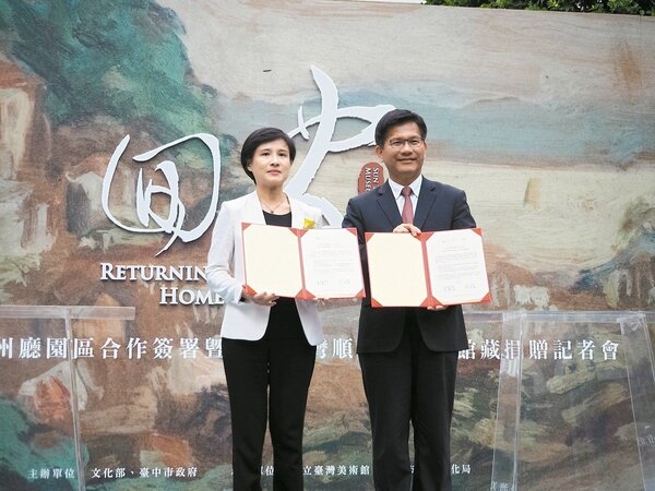 由於新潮流、正國會相挺，文化部長鄭麗君（左）和台中市長林佳龍（右）成為民進黨熱門的主席人選。 圖／聯合報系資料照片