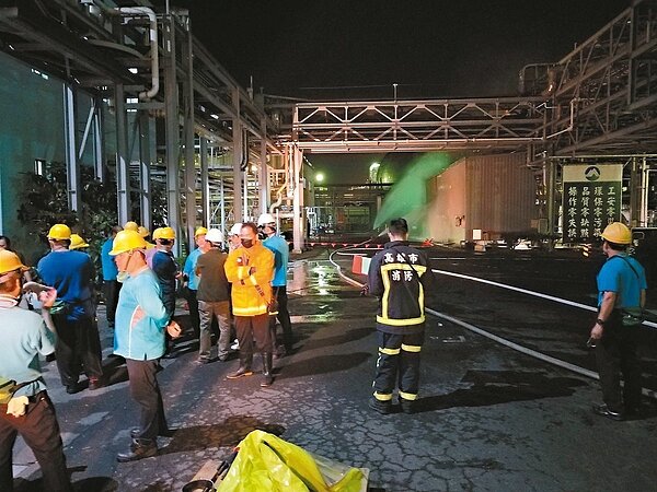 高雄林園、小港、大寮區8日下午傳出大停電,更疑似釀成林園石化工業區某石化廠氨氣外洩,幸好無人受傷。 圖/高市府環保局提供