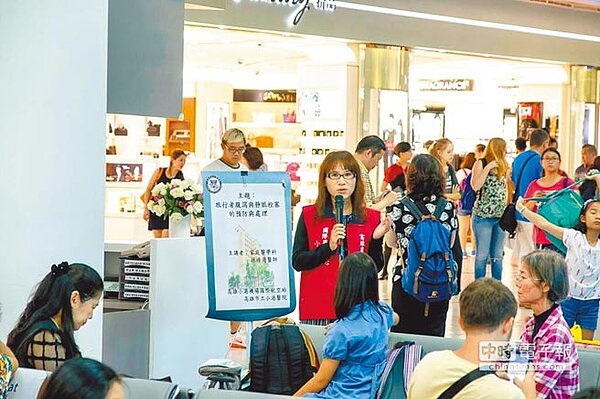 搶搭韓流醫療觀光熱潮,高醫體系準備好了,從落地的小港機場即進駐衛教宣導。(柯宗緯翻攝)