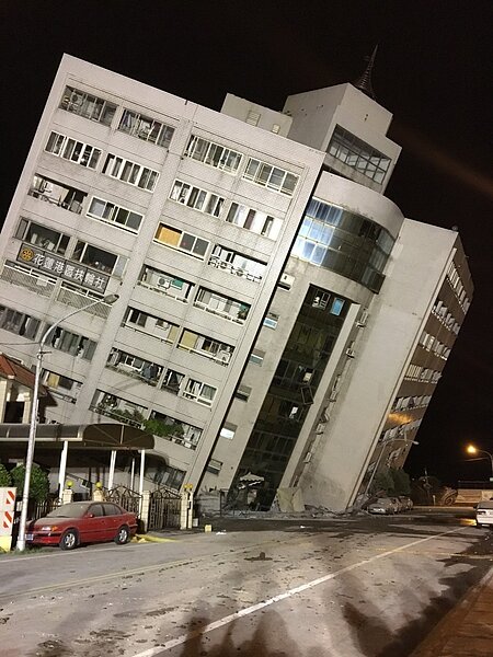 地震險投保率長年維持三成左右。圖為花蓮強震造成大樓傾斜。 圖／聯合報系資料照片