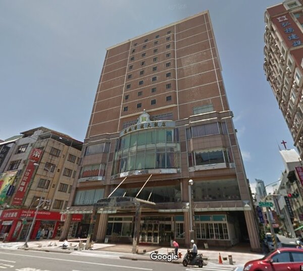 外傳高雄新興區的「皇家尊龍大酒店」開價8.8億元待售。圖／googlemap