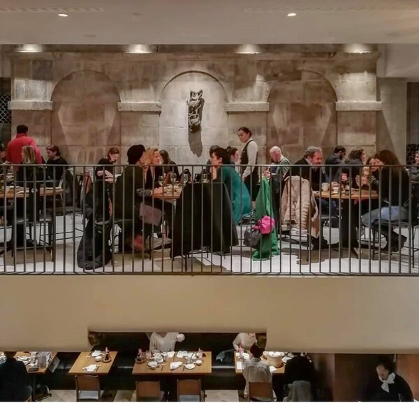 台灣連鎖餐飲品牌鼎泰豐新開幕的倫敦分店大受歡迎，因為不提供預約，尖峰時段最多要排隊四小時才能入座。翻攝自Instagram