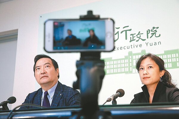 行政院政務委員羅秉成(左)表示,行政院對假新聞的定義就是:惡、假、害三個字。右為政院發言人Kolas Yotaka。 記者邱德祥/攝影