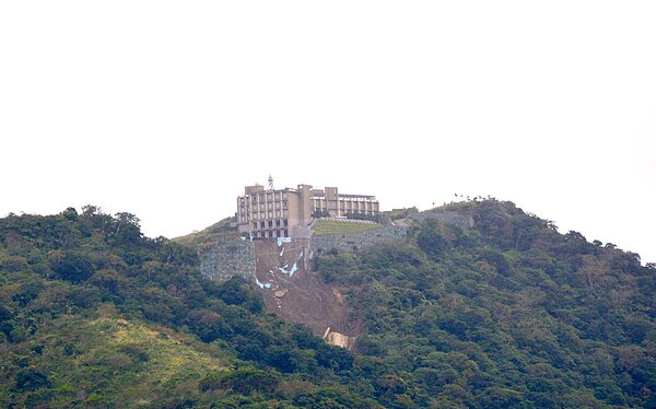 空軍第二機動雷達分隊位於花蓮縣壽豐鄉鹽寮村山稜上,後方山壁在上月24日發生大規模山崩,崩塌深度超過100公尺,恐危及軍營設施及人員安全。記者徐庭揚/攝影