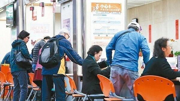 主計總處公布薪資統計。 報系資料照