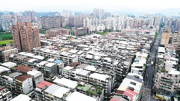 稅局提醒,房屋拆除後須向稽徵機關申報停徵房屋稅,否則稅局將「照課不誤」。 本報系資料庫