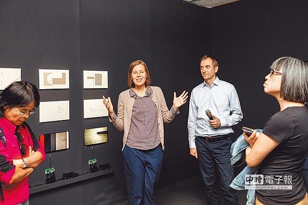 蕾貝卡．海希（左）與馬可斯．利西特長期觀察台北後，以外來者視角創作在地議題。（台北當代藝術館提供）