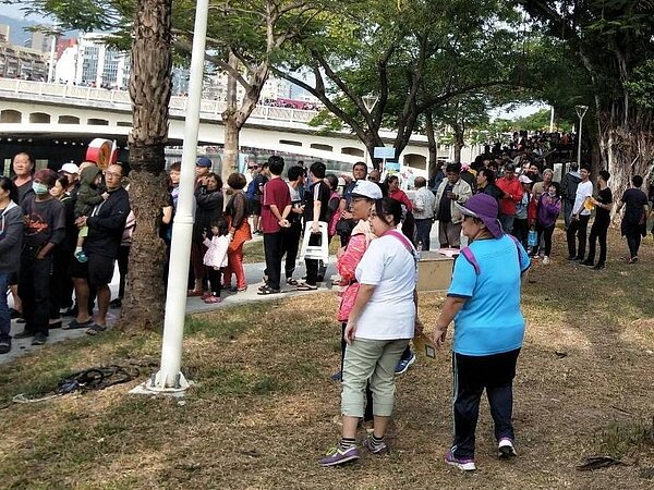 高雄市新市長12月25日就職時開放120個攤位供小攤販擺攤,在愛河畔公開抽籤。韓國瑜當選後,透過在愛河畔舉辦就職典禮來拉抬住房,收到明顯效果,25日就職典禮前後愛河周邊飯店房間已經全滿。圖/高雄市觀光局提供